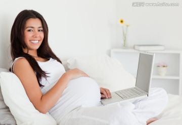 看电脑的孕妇