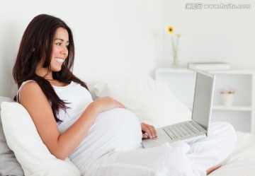 看电脑的孕妇
