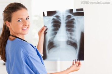 拿X光片的女医生