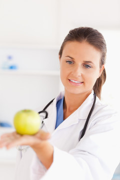 医生看着手上的苹果