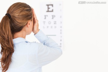 测试视力的女人