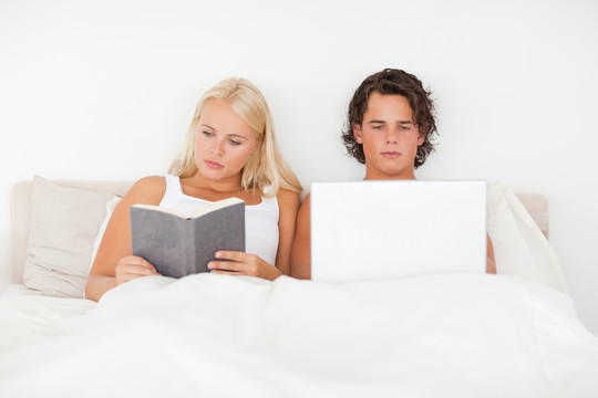 丈夫在玩电脑妻子在看书