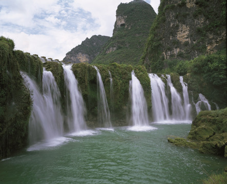 广西桂林山水瀑布