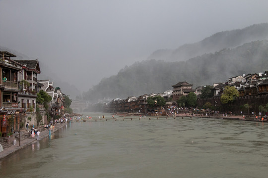 凤凰古城山雨欲来风满楼