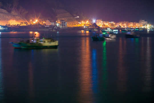 夜晚停泊的渔船