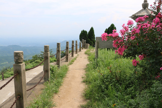 山顶护栏 小路