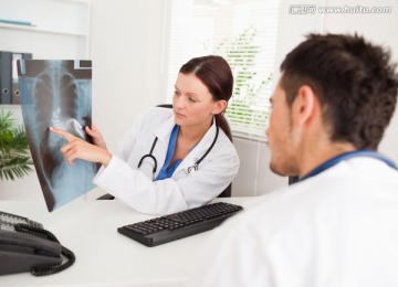 女医生给病人看X光片