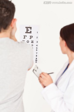 眼科医生为人测视力