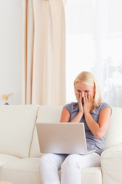 悲伤的女人在使用一台电脑