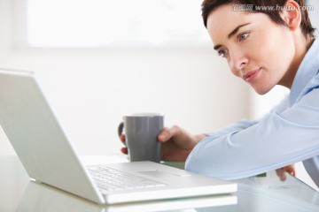 在廚房里使用電腦的美麗女人