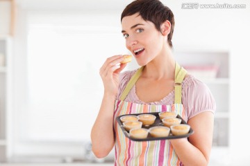 在品嘗糕點的女人