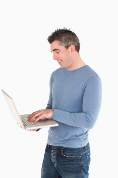 男人抱着一台笔记本电脑