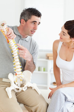 男友给女友讲解脊椎骨知识