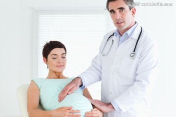 检查孕妇肚子的男医生