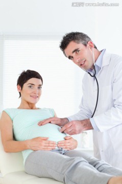 听孕妇胎儿情况的男医生