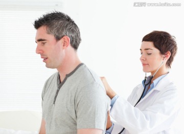 用听诊器检查背部情况的女医生