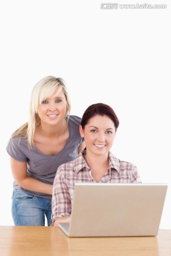 两个女同学在一台电脑上学习
