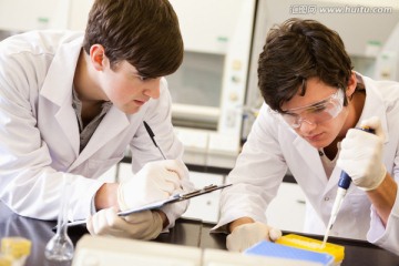 男科学家在实验室里做实验