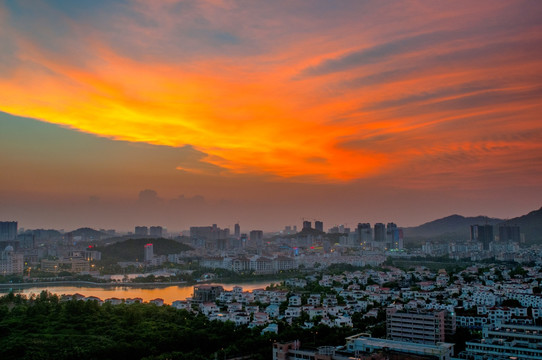 夕阳中的城市 天空彩云 高楼