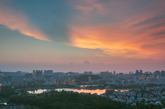 夕阳中的城市 天空彩云 高楼