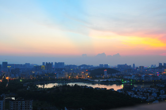 夕阳中的城市 天空彩云 高楼