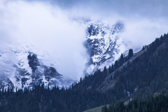 天山山脉雪景