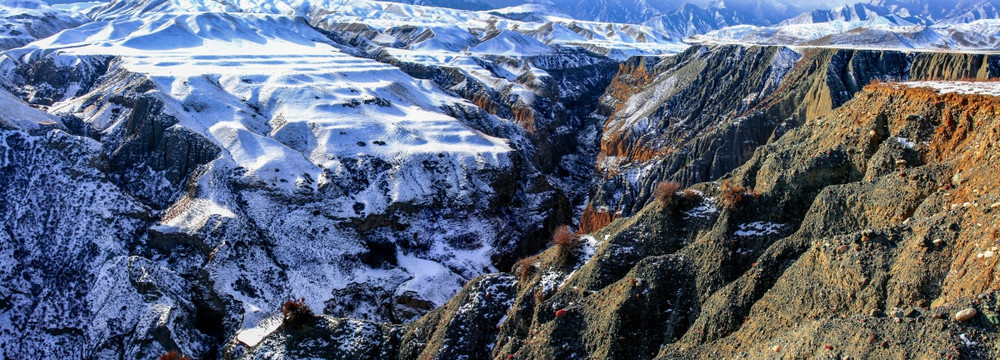 冬季巴音沟大峡谷全景图