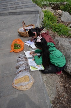 路边学习的小女孩