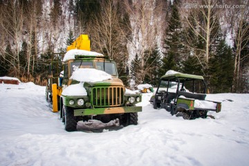 被积雪覆盖的吊车