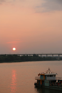 夕阳下的湘江