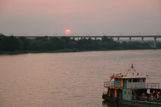 夕阳下的船只