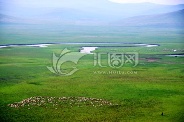 夏季草原羊群河流