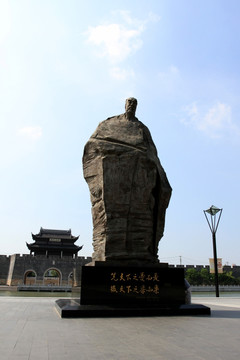 苏州火车站 雕塑 范仲淹
