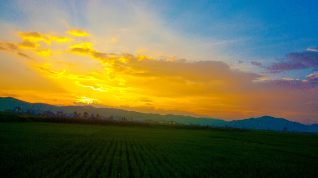 晚霞 田野