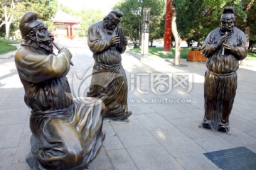 吹笛子拉琴 广场雕塑