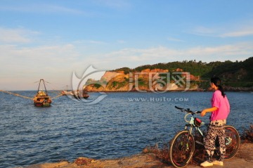 面向大海 云彩 海滨 临海建筑