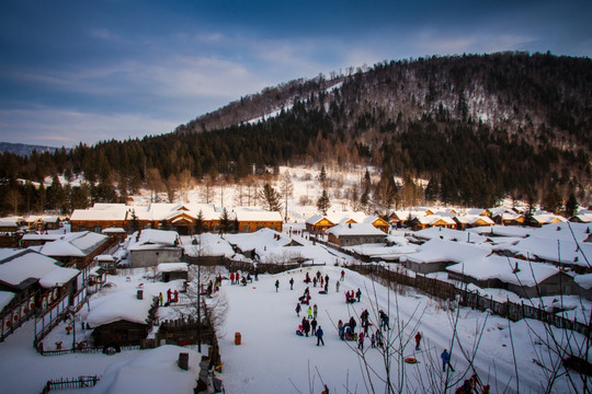 雪乡村庄远景