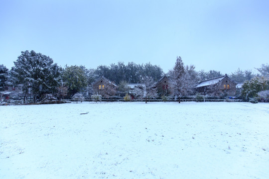 北大校园静园草坪六院雪景