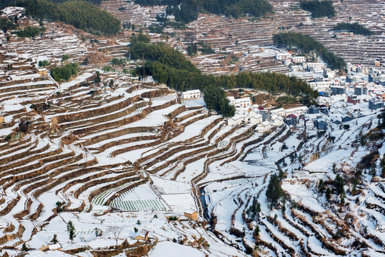 雪中山村