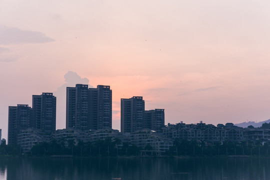 黄昏的湖景