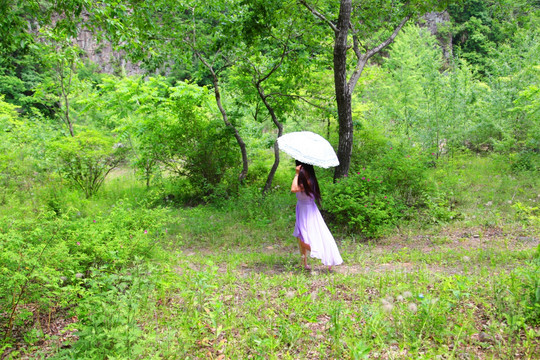 山脚下 原野 少女背影