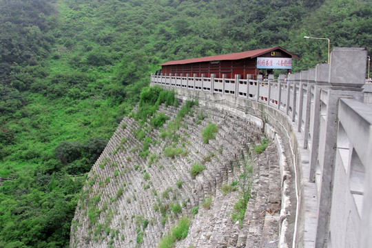 水库石坝