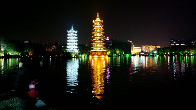 夜景灯饰倒影