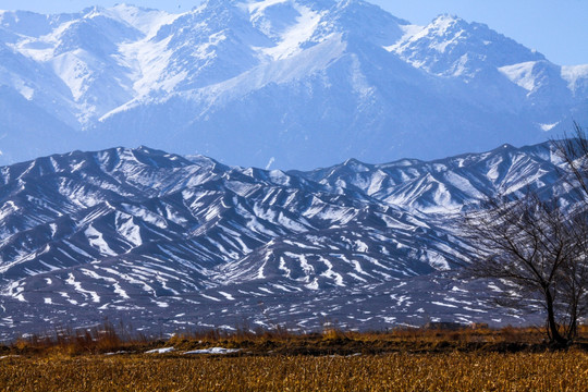 天山山脉积雪