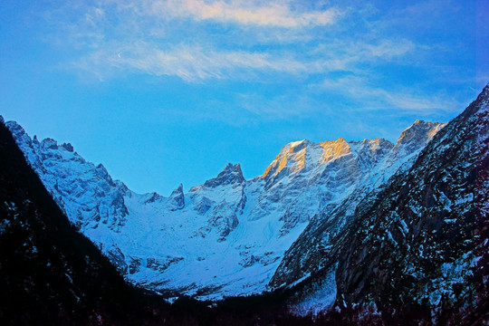 仰望雪山