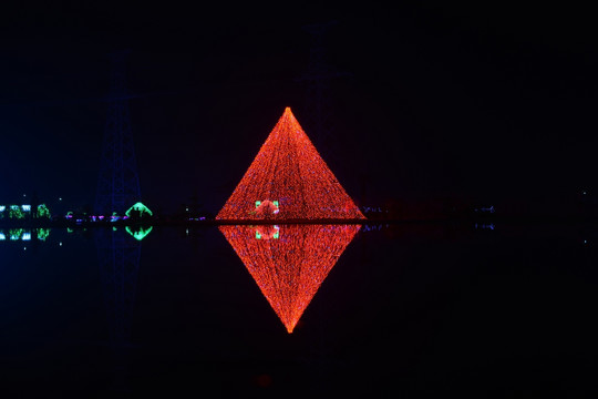金字塔形灯光造型