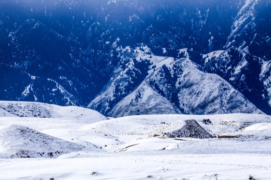 天山山脉冬季雪景