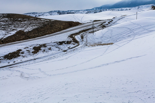 天山山脉积雪