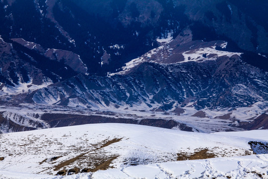 天山山脉冬季雪景