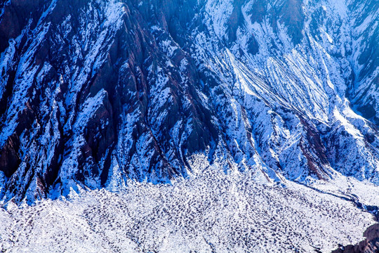 天山山脉冬季雪景